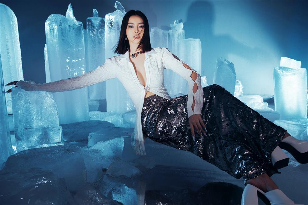 Lan Ngọc lột xác với tóc nhuộm light đỏ, makeup sắc sảo-5