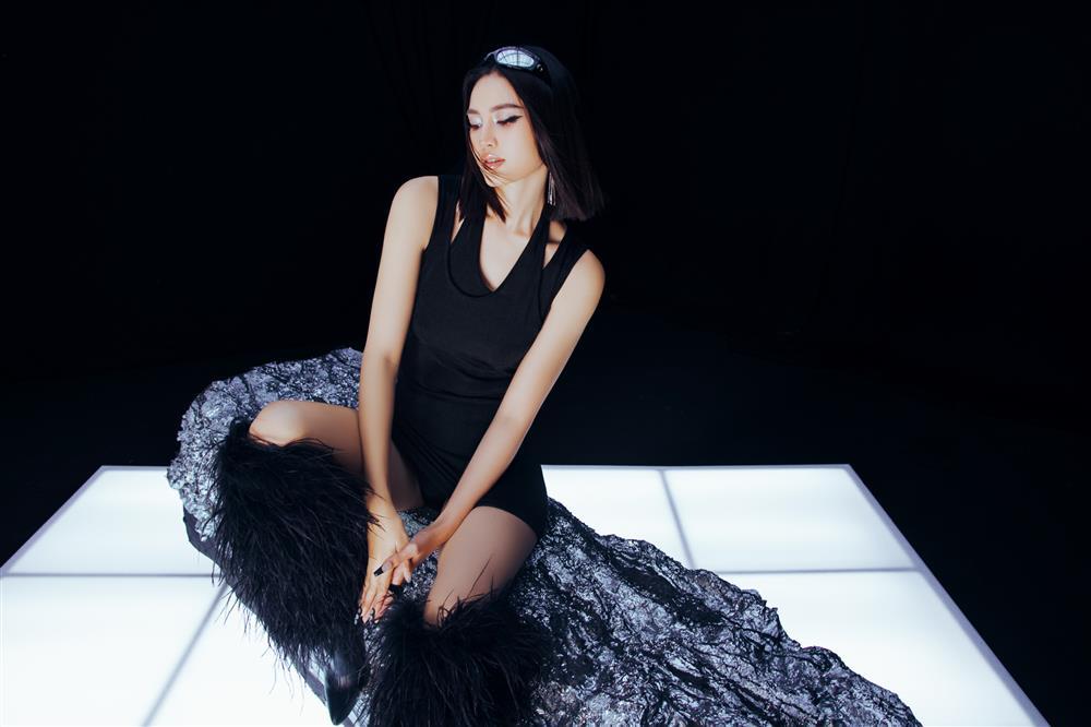 Lan Ngọc lột xác với tóc nhuộm light đỏ, makeup sắc sảo-6