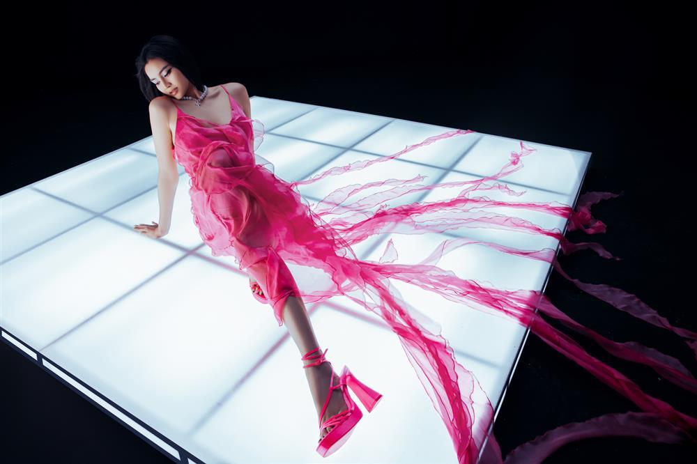 Lan Ngọc lột xác với tóc nhuộm light đỏ, makeup sắc sảo-8