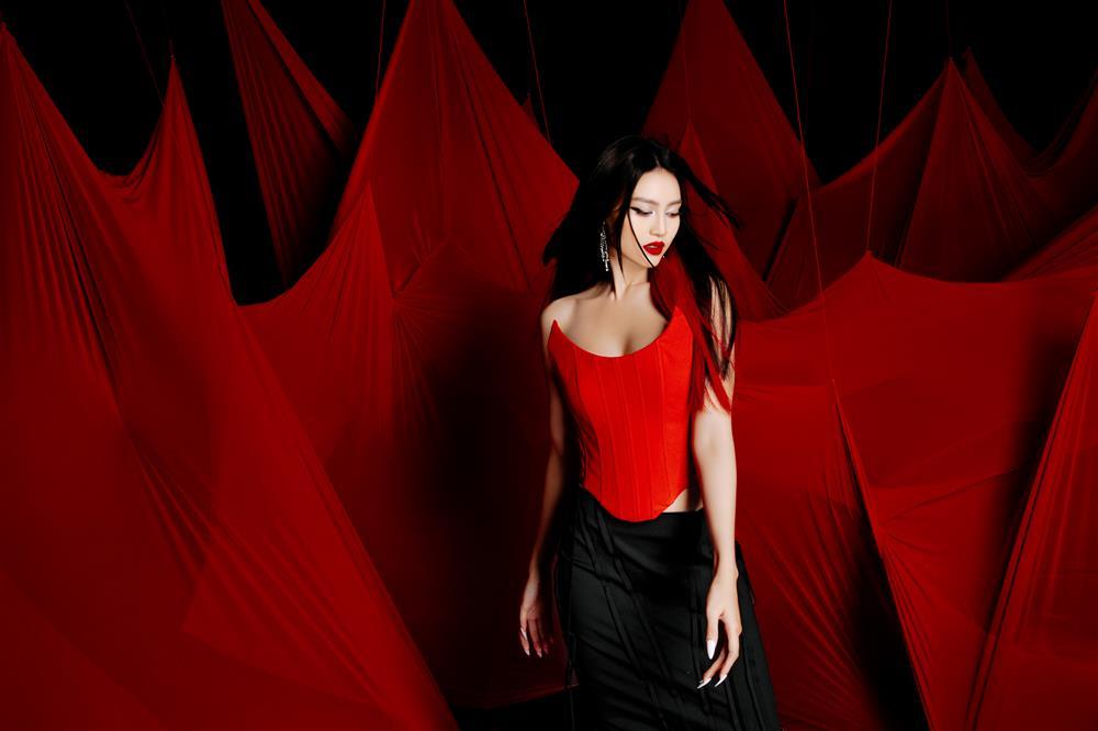 Lan Ngọc lột xác với tóc nhuộm light đỏ, makeup sắc sảo-3