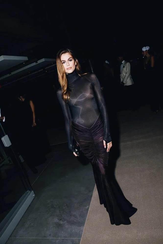 Phong cách của Selena Gomez, Hailey Bieber tại sự kiện-5