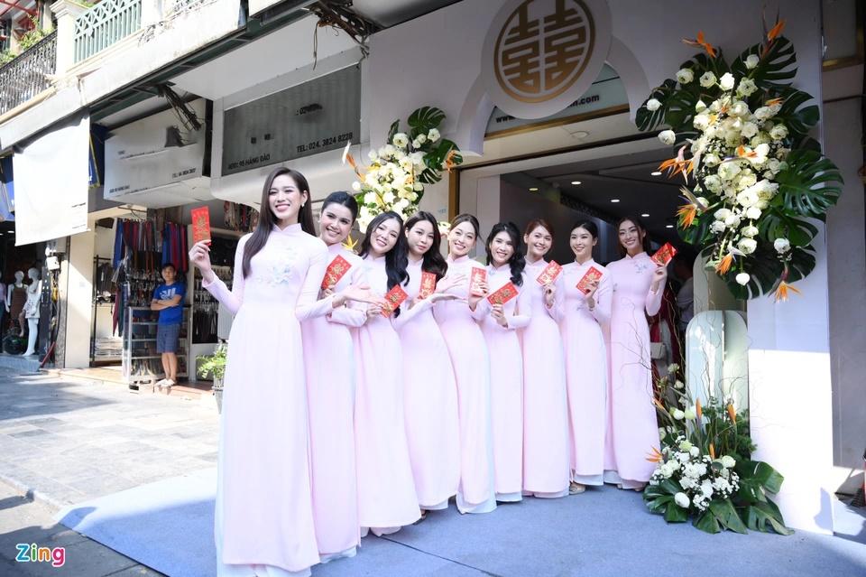 Ăn hỏi Đỗ Mỹ Linh: Chú rể Vinh Quang diện suit bảnh bao, che ô kín mít-13