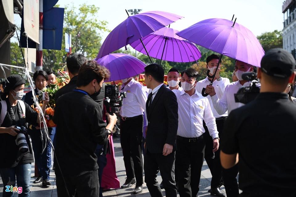 Ăn hỏi Đỗ Mỹ Linh: Chú rể Vinh Quang diện suit bảnh bao, che ô kín mít-2