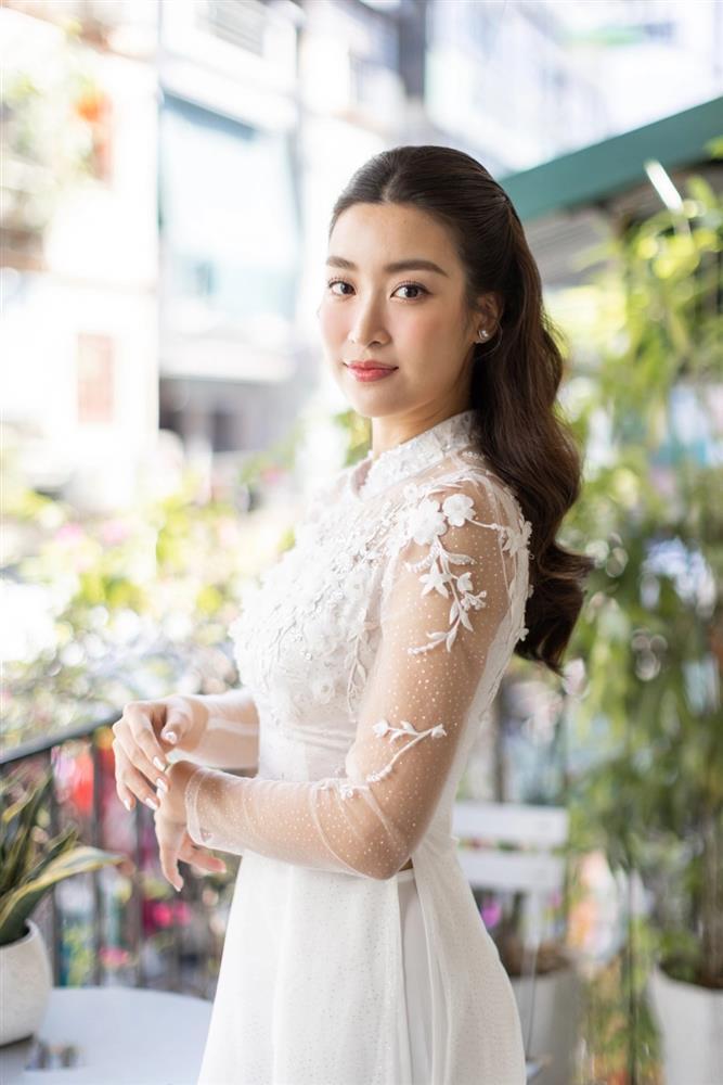 Ăn hỏi Đỗ Mỹ Linh: Chú rể Vinh Quang diện suit bảnh bao, che ô kín mít-5