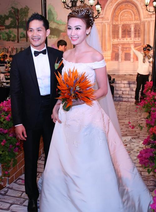 Đỗ Mỹ Linh chọn 2 loại hoa đặc biệt trang trí lễ ăn hỏi-10