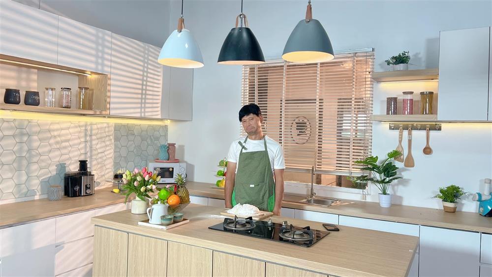 Nhiều năm để đầu trọc, khi có tóc MC Long Vũ trông thế nào?-1