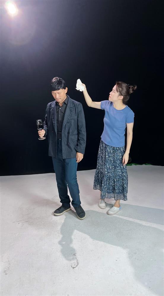 Nhiều năm để đầu trọc, khi có tóc MC Long Vũ trông thế nào?-2