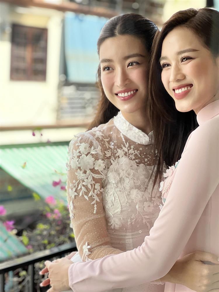 Ăn hỏi Đỗ Mỹ Linh: Chú rể Vinh Quang diện suit bảnh bao, che ô kín mít-6