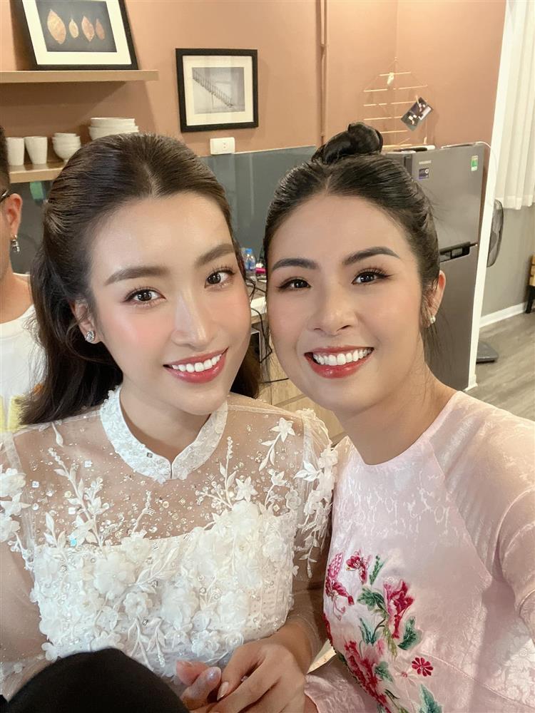 Ăn hỏi Đỗ Mỹ Linh: Chú rể Vinh Quang diện suit bảnh bao, che ô kín mít-11