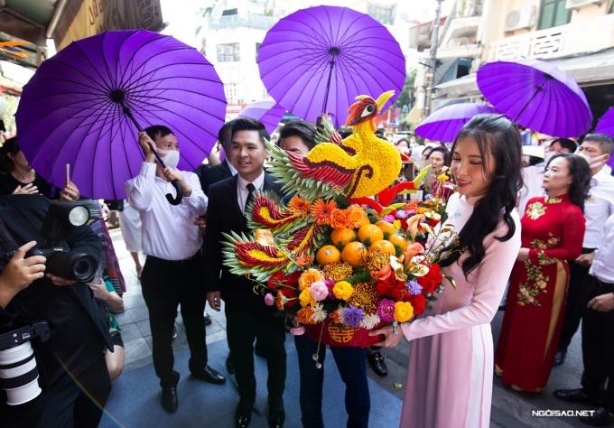 Ăn hỏi Đỗ Mỹ Linh: Chú rể Vinh Quang diện suit bảnh bao, che ô kín mít-3