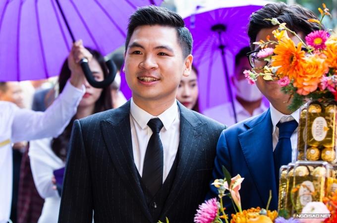 Ăn hỏi Đỗ Mỹ Linh: Chú rể Vinh Quang diện suit bảnh bao, che ô kín mít-4