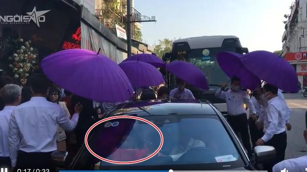 Ăn hỏi Đỗ Mỹ Linh: Ảnh hiếm vợ chồng bầu Hiển, chục vệ sĩ che chắn-9