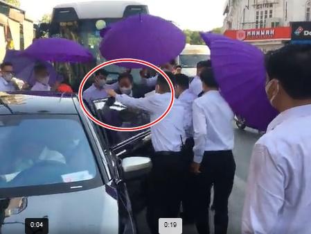 Ăn hỏi Đỗ Mỹ Linh: Ảnh hiếm vợ chồng bầu Hiển, chục vệ sĩ che chắn-11