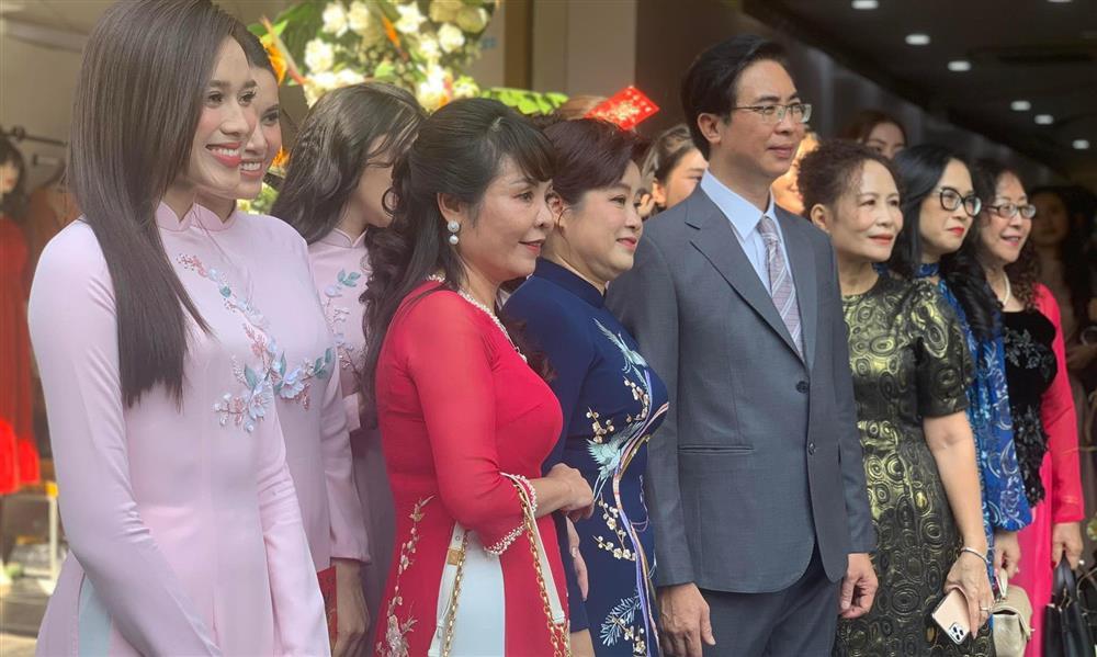 Ăn hỏi Đỗ Mỹ Linh: Ảnh hiếm vợ chồng bầu Hiển, chục vệ sĩ che chắn-12