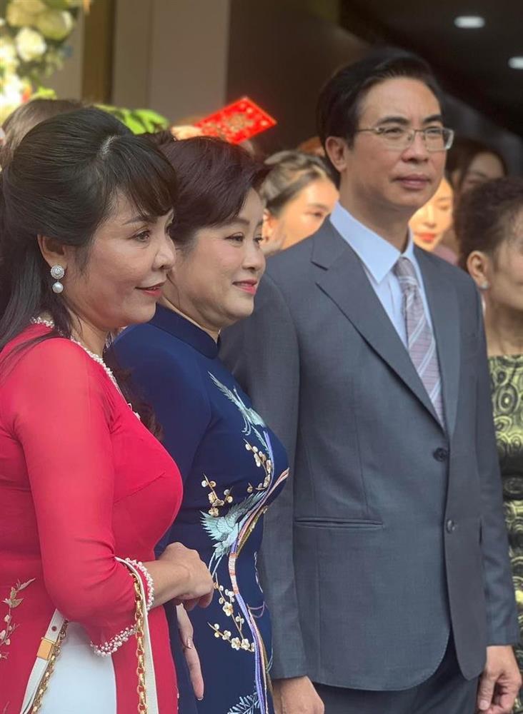 Ăn hỏi Đỗ Mỹ Linh: Ảnh hiếm vợ chồng bầu Hiển, chục vệ sĩ che chắn-13