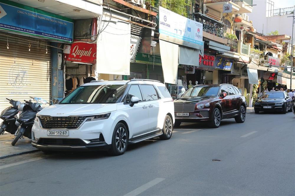 Con trai bầu Hiển đi xe 21 tỉ, dẫn đoàn xích lô sang ăn hỏi Đỗ Mỹ Linh-8