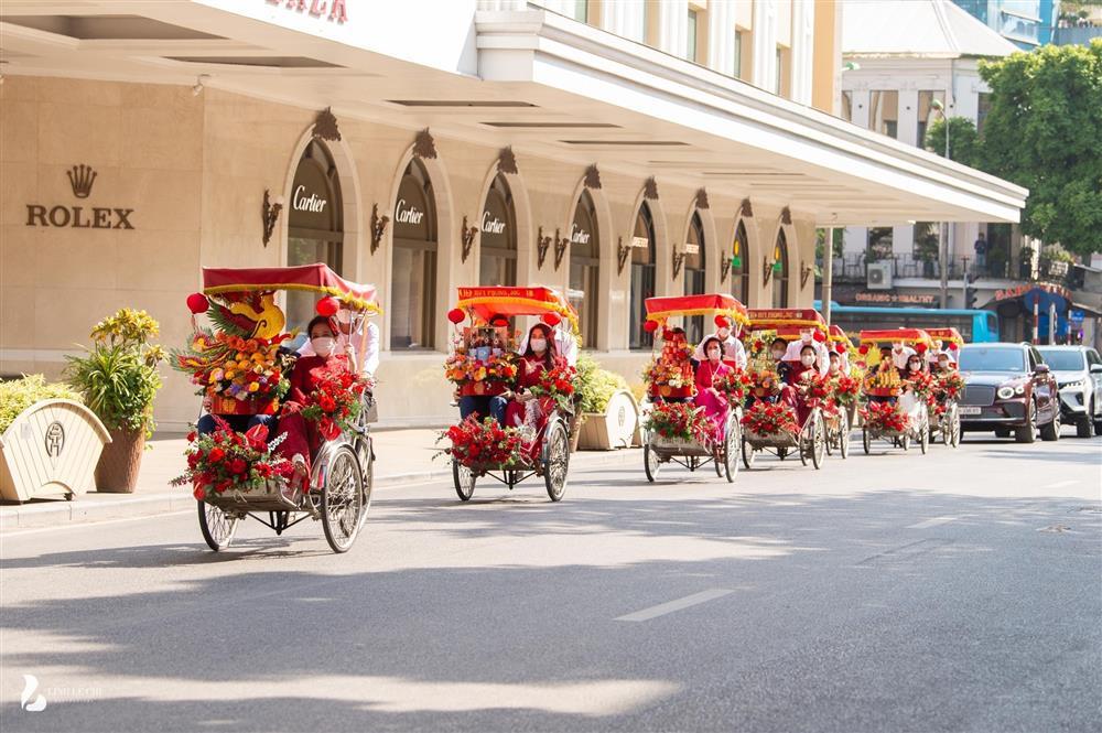 Con trai bầu Hiển đi xe 21 tỉ, dẫn đoàn xích lô sang ăn hỏi Đỗ Mỹ Linh-6