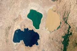 Ấn tượng hình ảnh ba hồ nước ba màu khác nhau nhìn từ trên cao