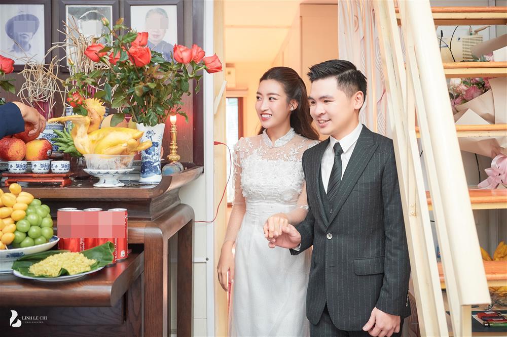 Hoa hậu Đỗ Mỹ Linh khóa môi chồng thiếu gia trong đám hỏi-4