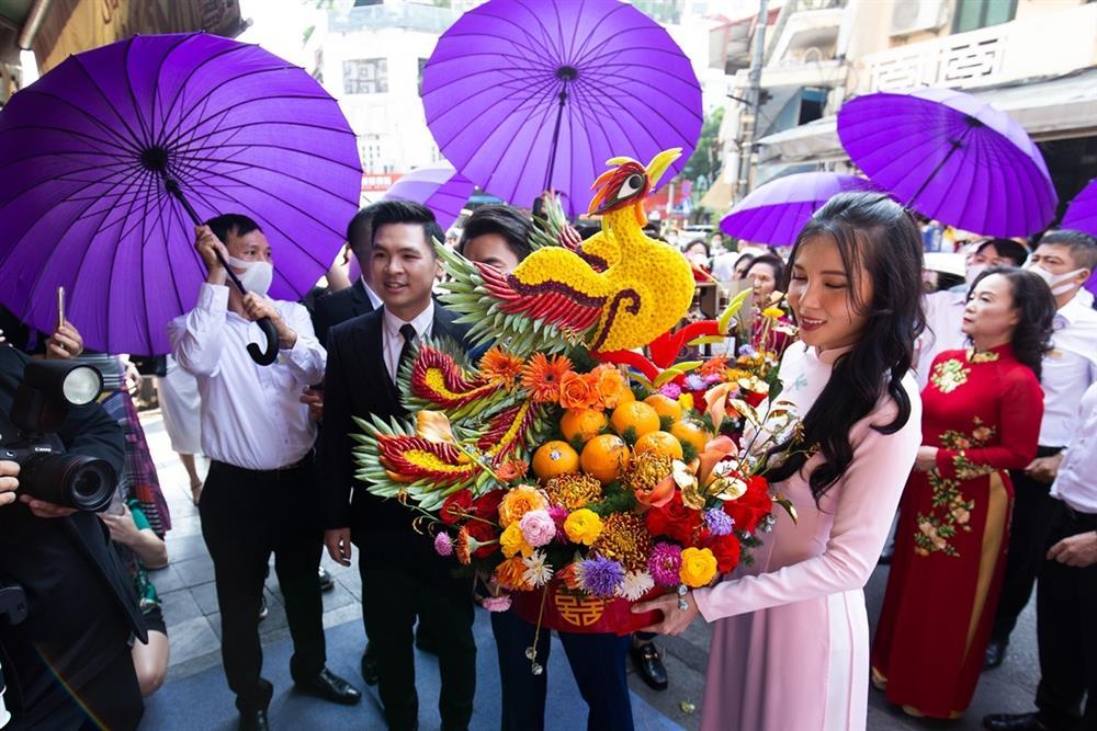 Đỗ Mỹ Linh và sao Việt cưới doanh nhân phải che ô bảo đảm riêng tư-2