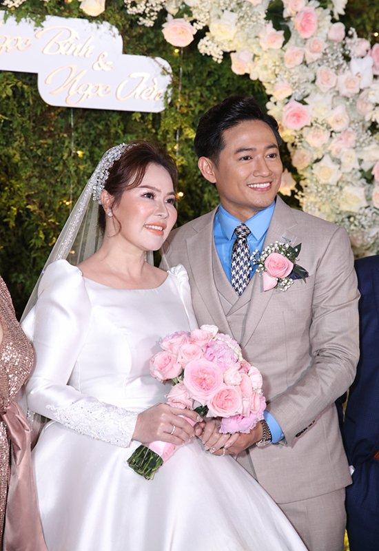 Đỗ Mỹ Linh và sao Việt cưới doanh nhân phải che ô bảo đảm riêng tư-3