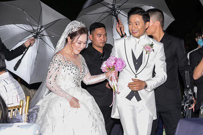 Đỗ Mỹ Linh và sao Việt cưới doanh nhân phải che ô bảo đảm riêng tư-4