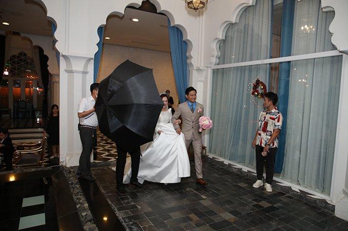 Đỗ Mỹ Linh và sao Việt cưới doanh nhân phải che ô bảo đảm riêng tư-5