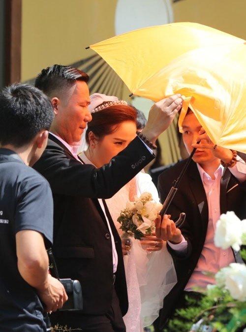 Đỗ Mỹ Linh và sao Việt cưới doanh nhân phải che ô bảo đảm riêng tư-8