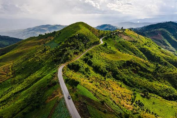 Khách ngồi nhậu giữa biển nước lụt Thái Lan, vừa ăn vừa chơi với cá-4