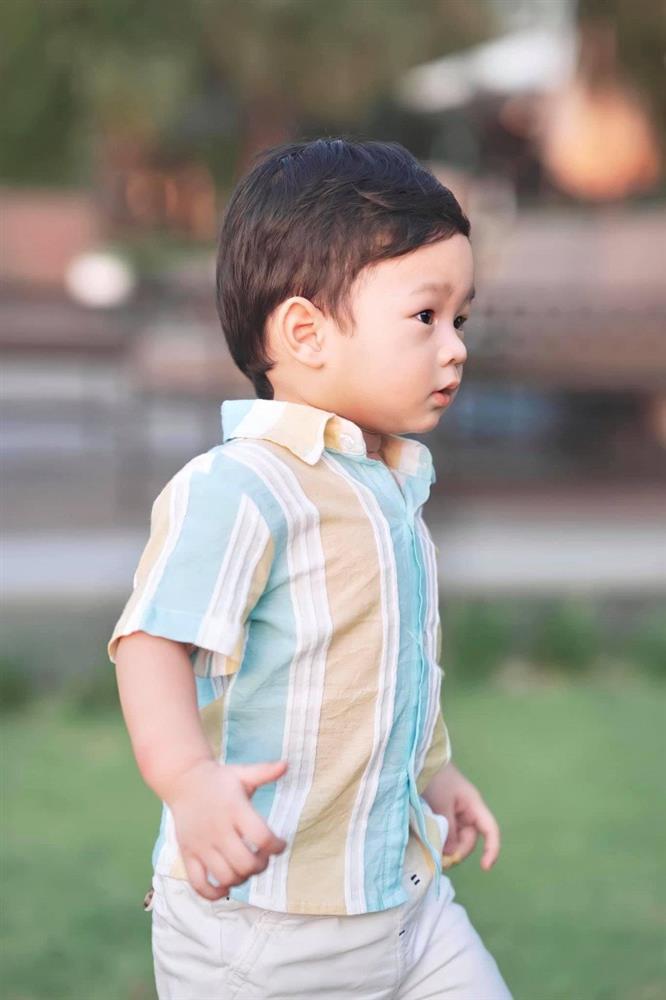 Con trai Đặng Thu Thảo 2 tuổi đã ăn mặc sành điệu-2