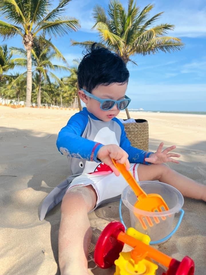 Con trai Đặng Thu Thảo 2 tuổi đã ăn mặc sành điệu-3