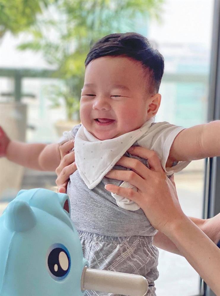 Con trai Đặng Thu Thảo 2 tuổi đã ăn mặc sành điệu-6