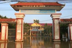 Hơn 200 ngôi trường ở Thừa Thiên - Huế vẫn ngập sau trận lụt lịch sử