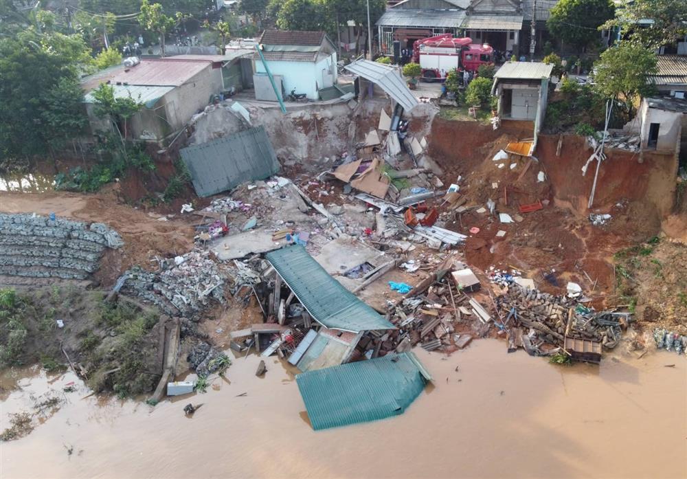 Nhà sập nuốt chửng, cha giục: Chạy đi con, chân cha bị kẹt rồi-1