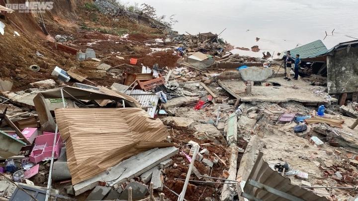 Nhà sập nuốt chửng, cha giục: Chạy đi con, chân cha bị kẹt rồi-2