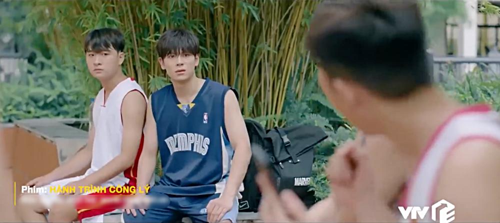 Con trai sốc vì cảnh nóng của bố ở phim Việt giờ vàng-1