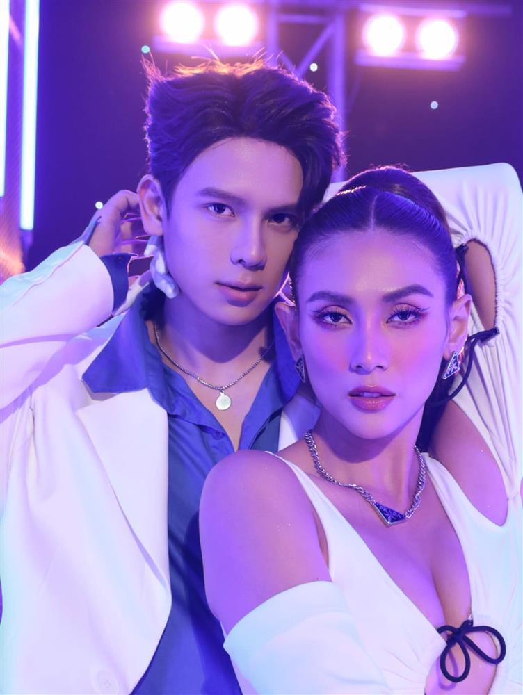 Con trai sốc vì cảnh nóng của bố ở phim Việt giờ vàng-18