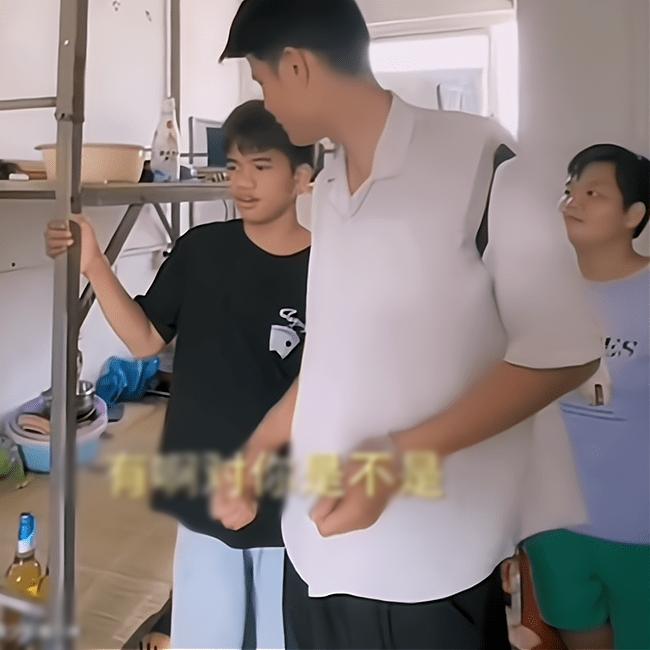 Ế quá lâu, cô gái đánh liều giả trai lẻn vào sống ở ký túc nam-3