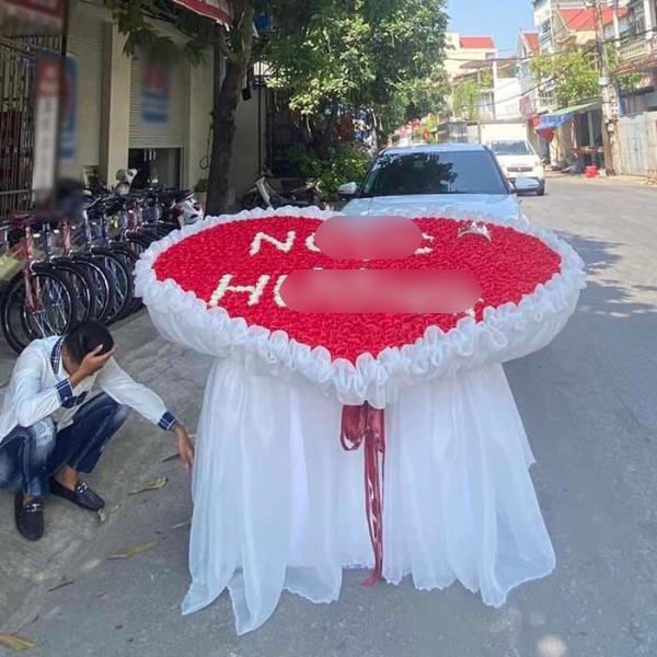 Chuẩn bị bó hoa 20/10 siêu to, anh chàng vẫn phải chịu cô đơn-2