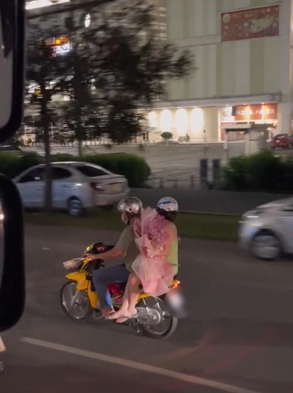 Chuẩn bị bó hoa 20/10 siêu to, anh chàng vẫn phải chịu cô đơn-5