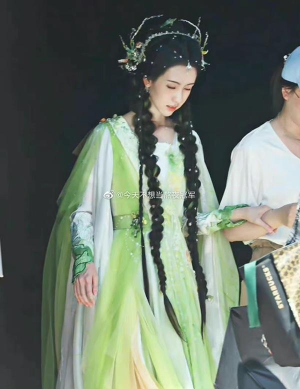 Siêu vòng một U40 cặp kè sao nam kém 6 tuổi lấn át dàn mỹ nhân-7