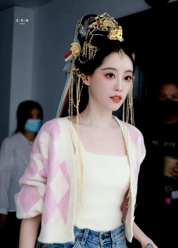 Siêu vòng một U40 cặp kè sao nam kém 6 tuổi lấn át dàn mỹ nhân-17