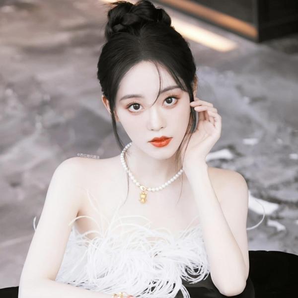 Siêu vòng một U40 cặp kè sao nam kém 6 tuổi lấn át dàn mỹ nhân-18