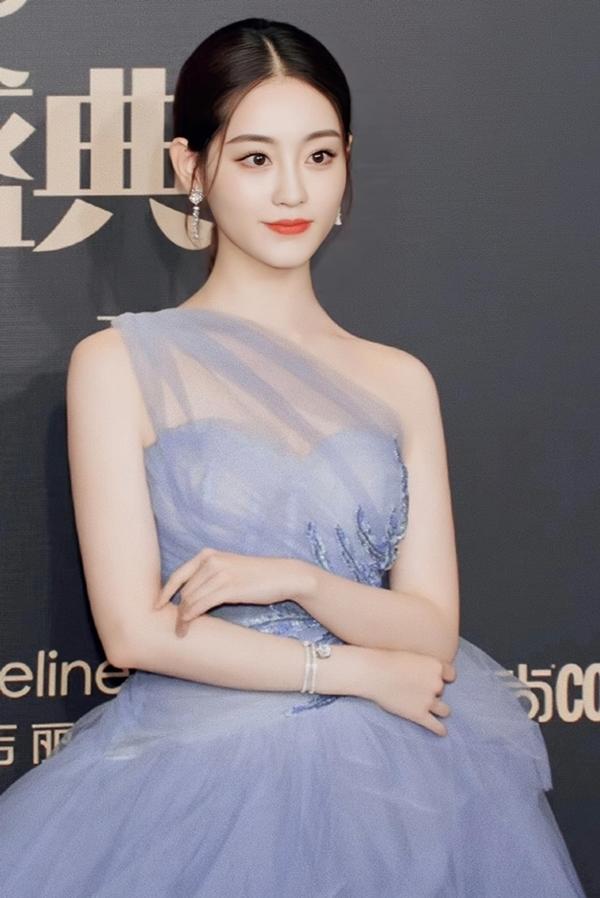 Siêu vòng một U40 cặp kè sao nam kém 6 tuổi lấn át dàn mỹ nhân-20