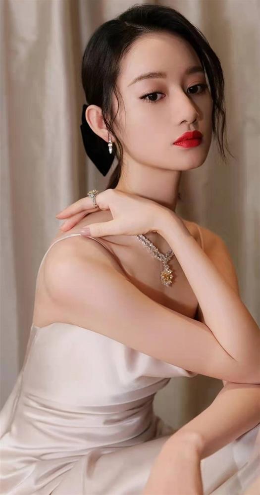 Siêu vòng một U40 cặp kè sao nam kém 6 tuổi lấn át dàn mỹ nhân-22