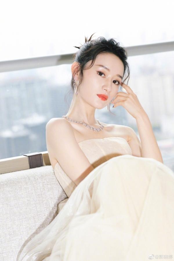 Siêu vòng một U40 cặp kè sao nam kém 6 tuổi lấn át dàn mỹ nhân-23