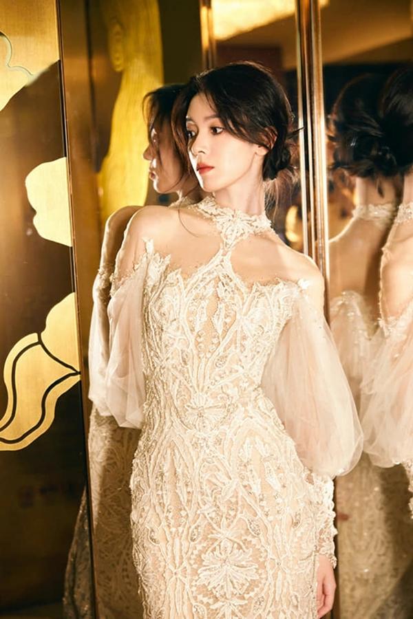 Siêu vòng một U40 cặp kè sao nam kém 6 tuổi lấn át dàn mỹ nhân-26