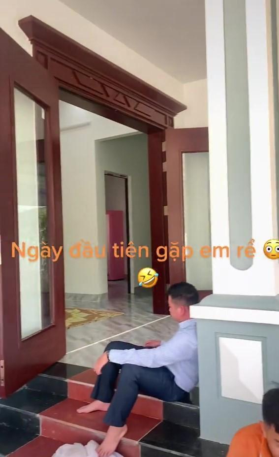 Chàng trai gục ngã khi ra mắt nhà bạn gái, dáng ngủ nhìn phì cười-2