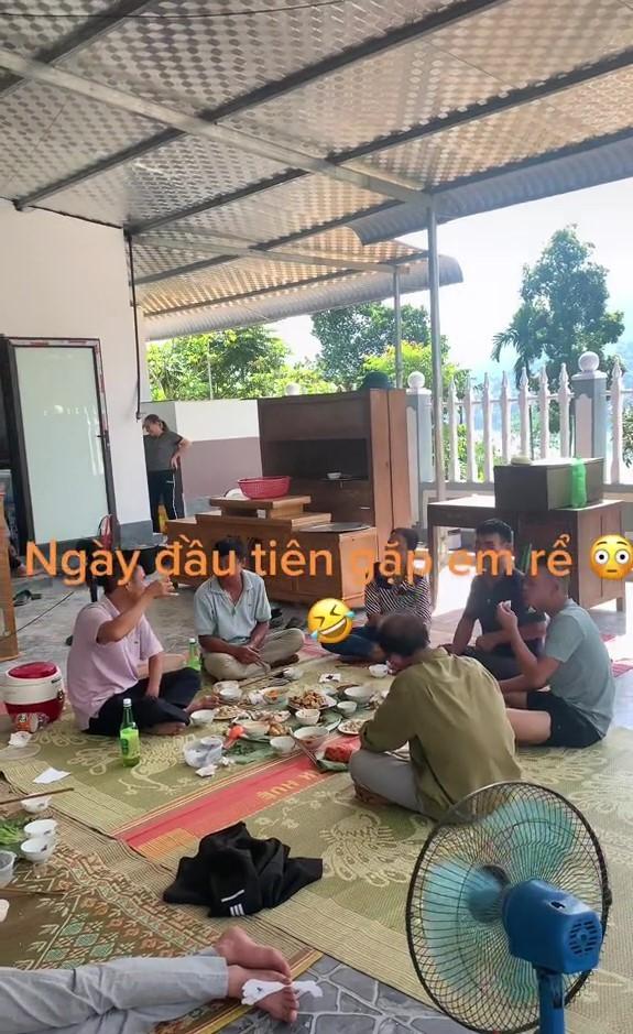 Chàng trai gục ngã khi ra mắt nhà bạn gái, dáng ngủ nhìn phì cười-3