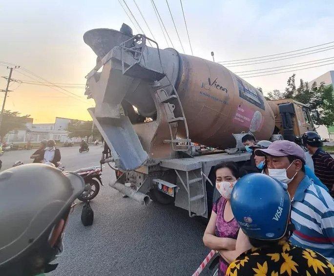 Va chạm với xe bồn sau giờ tan học, mẹ và 2 học sinh nghèo tử vong-2